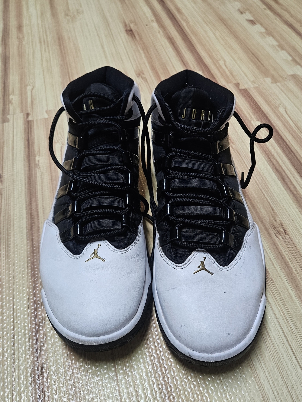 Nike Air Jordan Max Aura White Metallic Gold Black Men’s Size 11 AQ9084-107